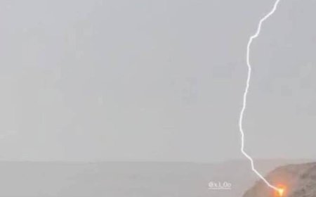 شاهد.. أول صور لصاعقة تضرب جبل بريدة المعارة بمرتفعات حضرموت