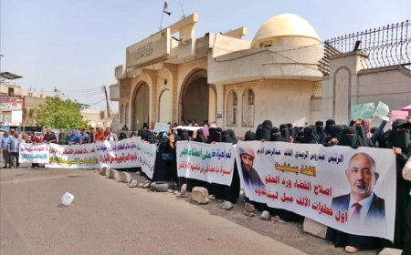 منتسبو السلطة القضائية بعدن ينفذون وقفة احتجاجية أمام وزارة العدل