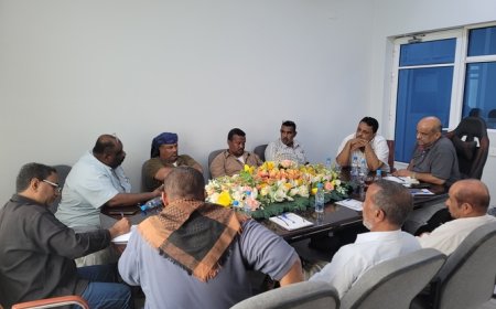 إلى أين تتجه أسعار الأسماك في المكلا بعد اجتماع الصناعة والتجارة مع الاتحاد السمكي؟ (تفاصيل)