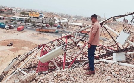 صورة أولية من موقع سقوط برج الاتصالات في المكلا