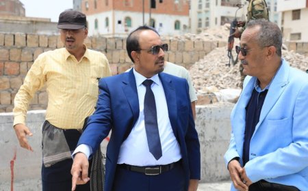 المحافظ بن ماضي يزور الأسواق بالمكلا ويتابع تحضيرات الطوارئ للأخدود الجوي