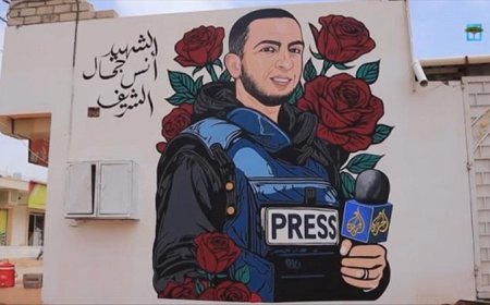 فريق يمني عُماني يرسم في تريم بحضرموت جدارية للصحفي أنس الشريف