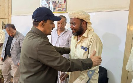 محافظ حضرموت يرافقه مسؤولون يقدمون العزاء في وفاة الشابين محمد يادين ومحمد حديجان