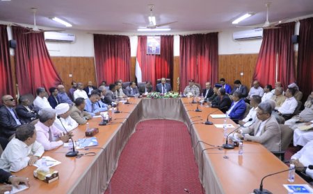 المحافظ بن ماضي يعلن قرار الحكومة بإنشاء منطقة حرة ومصفاة نفطية بالضبة