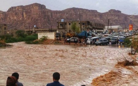 يحدث الآن.. السيول تحاصر الخط الشرقي لمدينة عتق