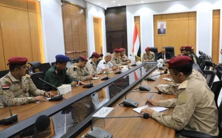 وزير الدفاع ومحافظ حضرموت يترأسان اجتماعاً موسعاً لتعزيز الأمن والاستقرار بالمحافظة