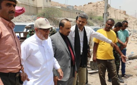 محافظ حضرموت يطلع على سير العمل في جسر المنورة ضمن مشروع خور المكلا