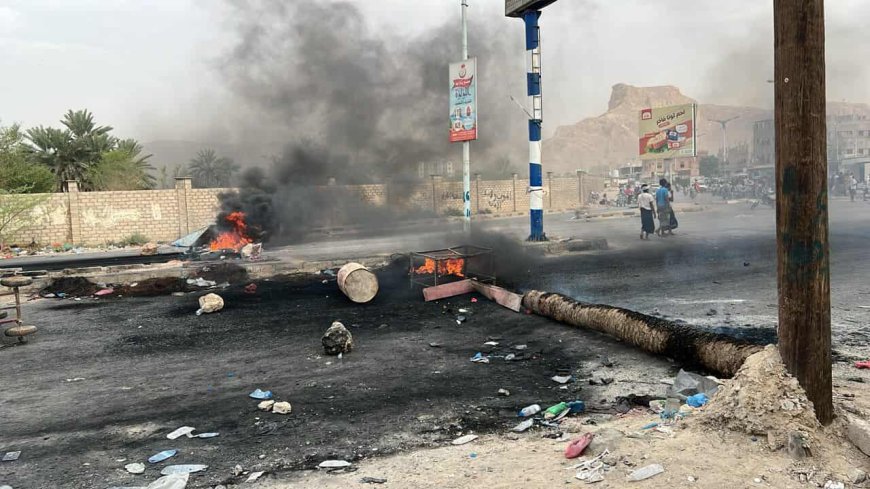 احتجاجات غاضبة في سيئون وإغلاق للمحال التجارية والمرافق الحكومية