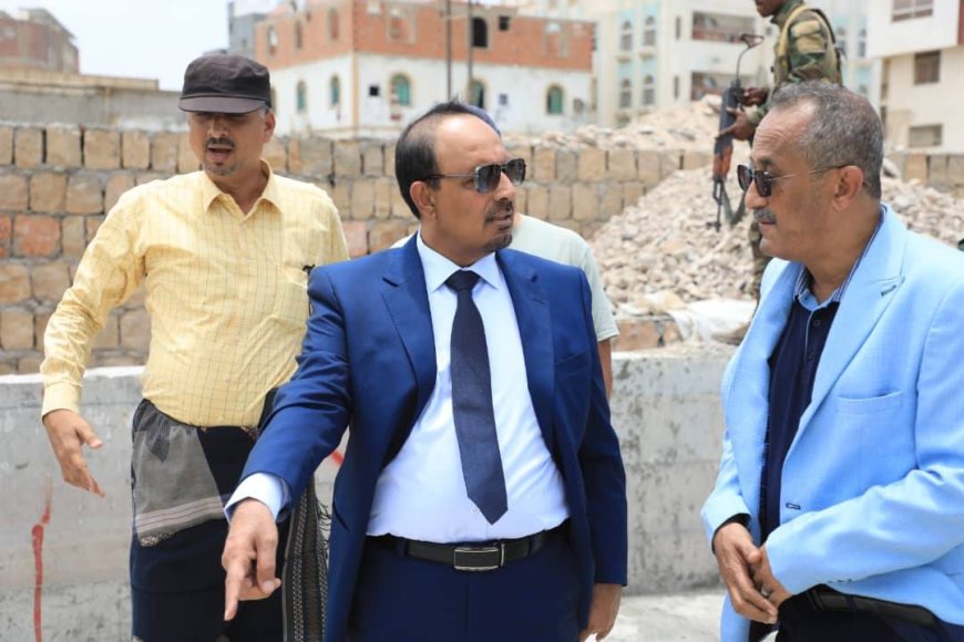 المحافظ بن ماضي يزور الأسواق بالمكلا ويتابع تحضيرات الطوارئ للأخدود الجوي