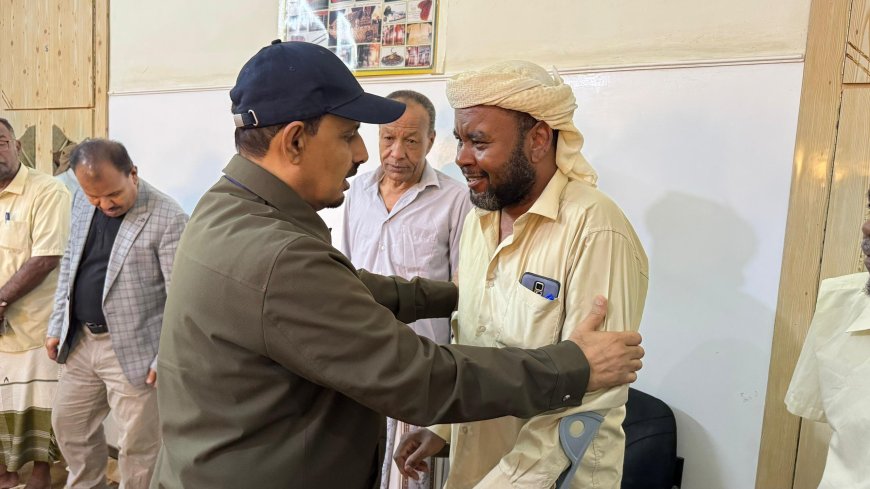 محافظ حضرموت يرافقه مسؤولون يقدمون العزاء في وفاة الشابين محمد يادين ومحمد حديجان