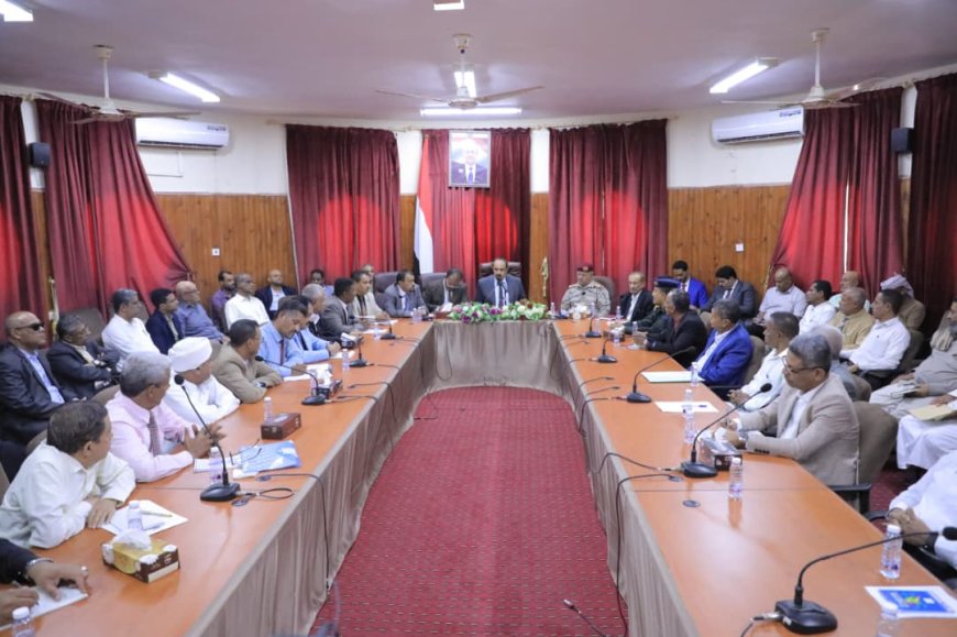 المحافظ بن ماضي يعلن قرار الحكومة بإنشاء منطقة حرة ومصفاة نفطية بالضبة