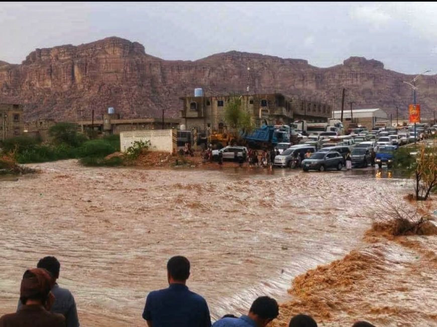 يحدث الآن.. السيول تحاصر الخط الشرقي لمدينة عتق