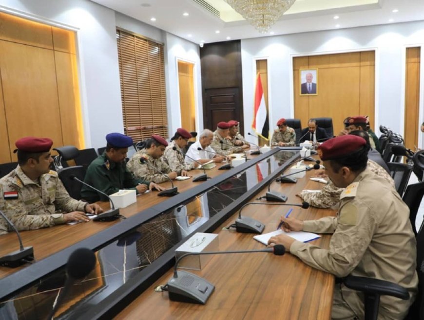 وزير الدفاع ومحافظ حضرموت يترأسان اجتماعاً موسعاً لتعزيز الأمن والاستقرار بالمحافظة