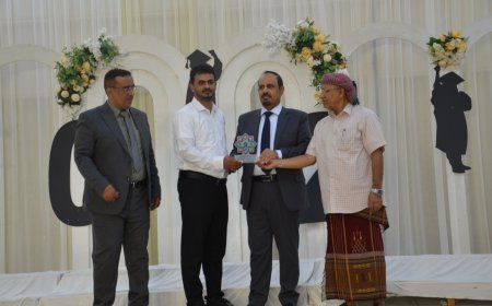 محافظ حضرموت يشيد بجامعة العرب ويكرّم 107 خريجًا وخريجة في مختلف التخصصات