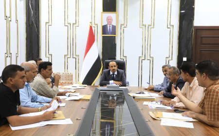 محافظ حضرموت يترأس اجتماعاً لمناقشة مشاريع خدمية ويقر حزمة قرارات جديدة