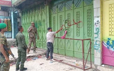 بتعليمات صارمة من البنك المركزي.. قوات الحزام الأمني تغلق شركات صرافة في الضالع