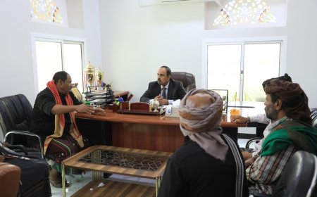 المحافظ بن ماضي يؤكد من المكلا على وحدة الصف ونبذ الفتنة خلال لقائه وفد قبيلة العصارنة