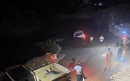 السيول تجرف ثلاث سيارات في شبوة وإنقاذ ركابها