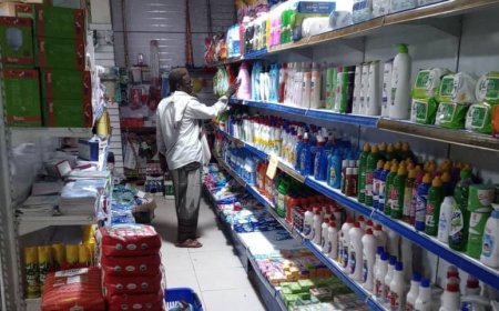 حملة تفتيش وضبط للمواد الغذائية منتهية الصلاحية في أحياء الديس بالمكلا