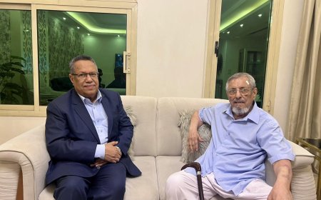 الدكتور بن دغر يزور المناضل راشد محمد ثابت للاطمئنان على صحته في القاهرة