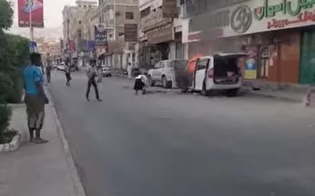 النيران تلتهم مركبة في منطقة باجعمان بالمكلا