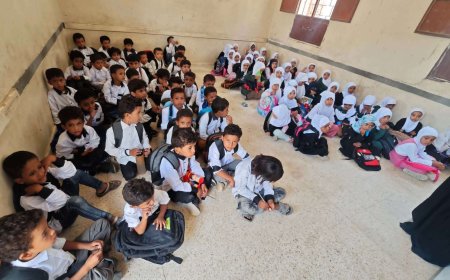 لا يصدق.. 60 طالباً يفترشون الأرض لتلقي التعليم بمدرسة في بيحان