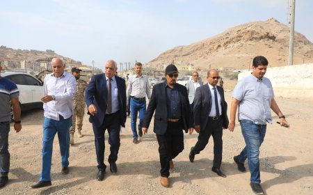محافظ حضرموت يطلع على سير العمل في مشروع خور المكلا السياحي – المرحلة الثانية