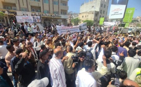 مظاهرات غاضبة في تعز للمطالبة بالقبض على قتلة مديرة صندوق النظافة