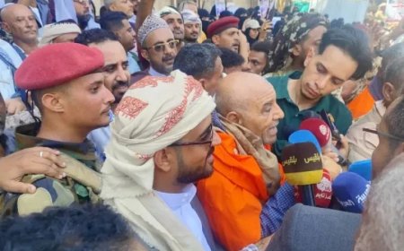 أول ظهور لوالد افتهان المشهري بعد اغتيالها.. شاهد ماذا قال لأبناء تعز