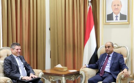 شاهد.. تفاصيل لقاء ساخن بين رئيس الوزراء والسفير الأمريكي حول دعم الاقتصاد اليمني
