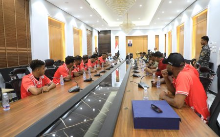 حضرموت تحتفي بأبطالها.. المحافظ بن ماضي يستقبل نجوم شعب حضرموت بعد تتويجهم بالثلاثية