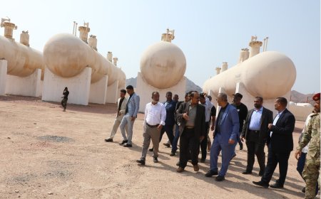 محافظ حضرموت يتفقد منشأة غاز بروم ويؤكد على أهمية تطوير قدراتها الإنتاجية والخزنية