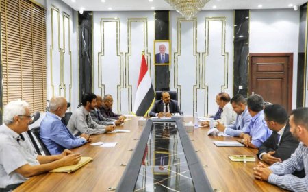 محافظ حضرموت يبحث مع لجنة وزارية خطط توسعة وتطوير ميناء المكلا