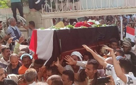 تشييع جماهيري مهيب للشهيدة افتِهان المشهري في تعز وسط هتافات بالقصاص