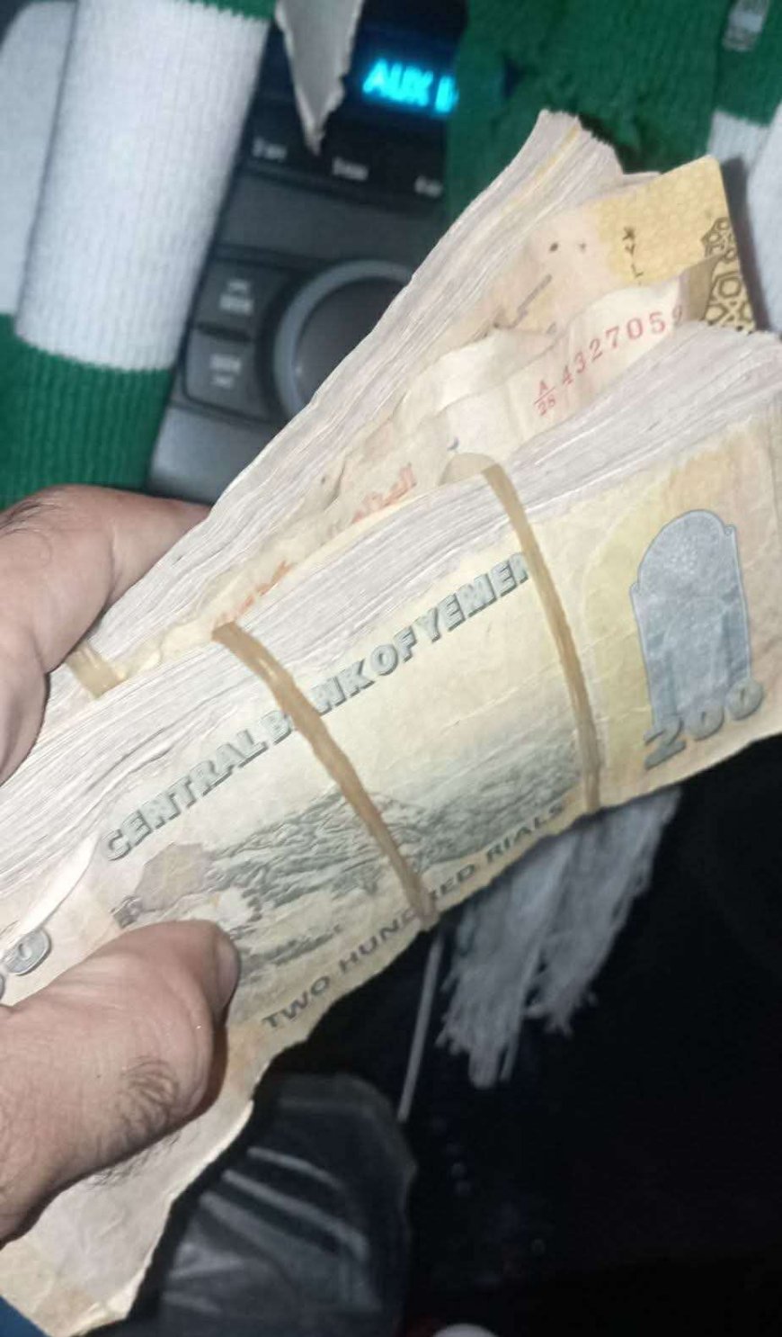 البنوك تُسلّم رواتب بفئة 200 ريال وتمنع إيداعها