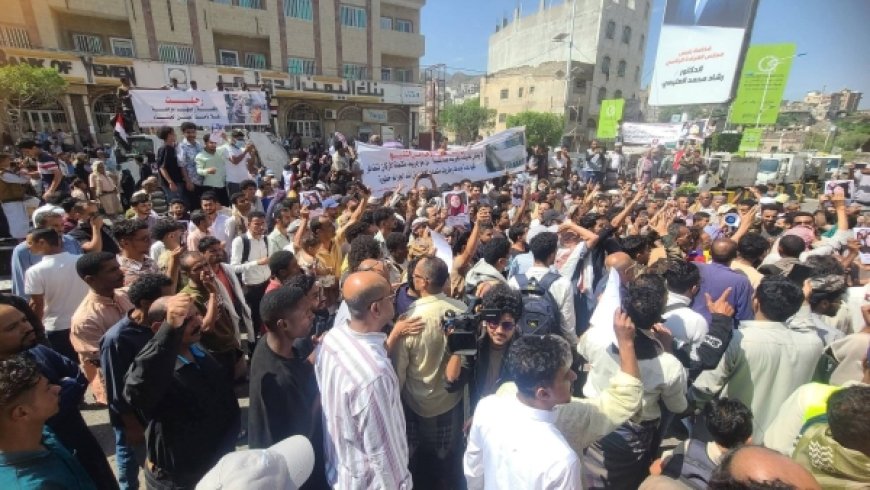 مظاهرات غاضبة في تعز للمطالبة بالقبض على قتلة مديرة صندوق النظافة