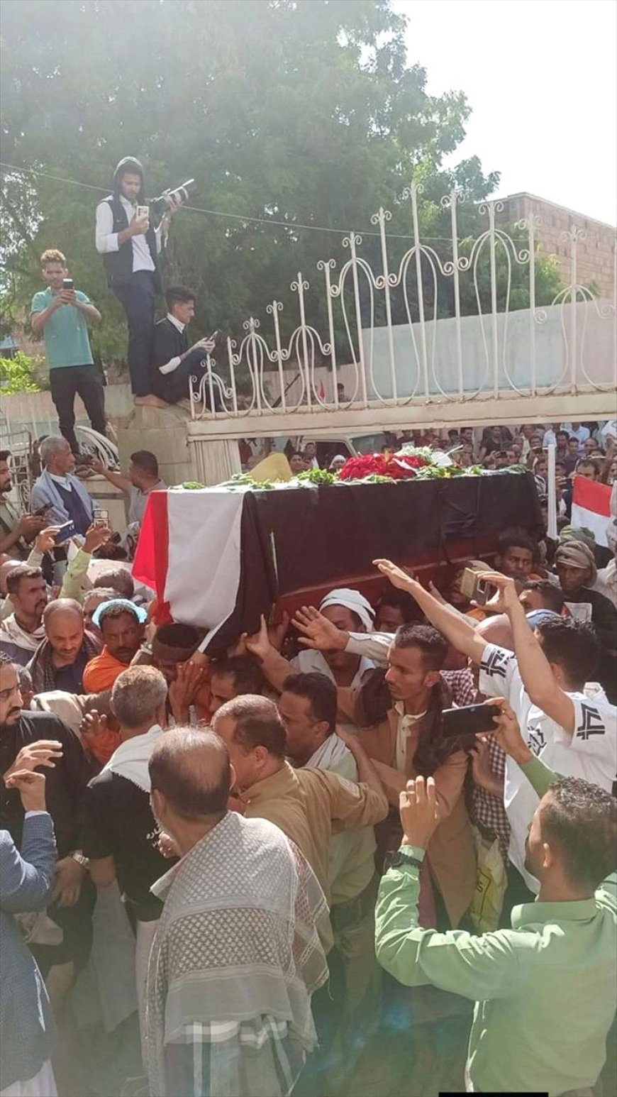تشييع جماهيري مهيب للشهيدة افتِهان المشهري في تعز وسط هتافات بالقصاص