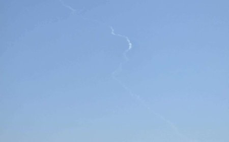 شاهد: صورة أولية لإطلاق صاروخ حوثي من مدينة تعز