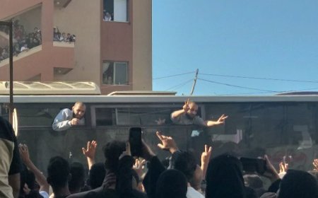 حافلات الأسرى تصل غزة والضفة الغربية وسط ترحيب شعبي واسع