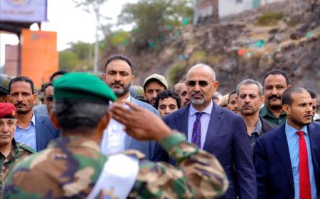 قبل قليل.. اللواء عيدروس الزُبيدي يزور منزل القيادي صلاح الشنفرة 