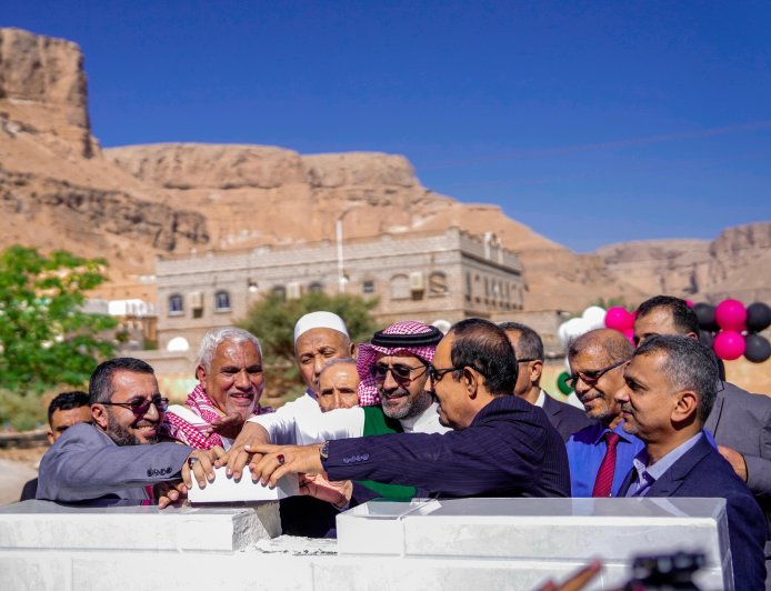 بدعم مركز الملك سلمان.. بن ماضي يضع حجر الأساس لمركز البكرية للغسيل الكلوي في دوعن