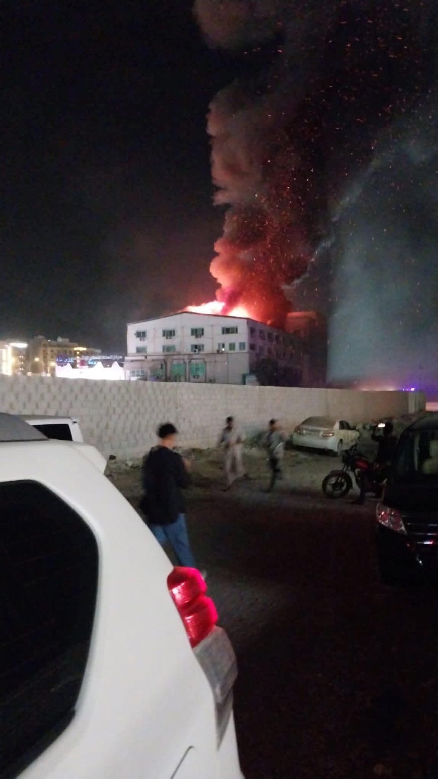 المكلا.. الدفاع المدني يخمد حريقاً هائلاً في كلية الأسنان بجامعة العرب