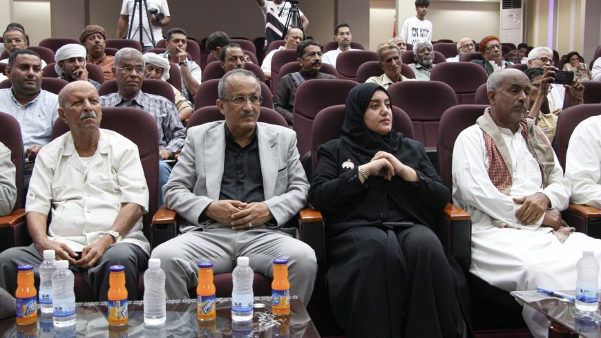 إشهار وتوزيع كتاب القائد الحضرمي صالح بن سميدع في حفل ثقافي بالمسرح الوطني بالمكلا