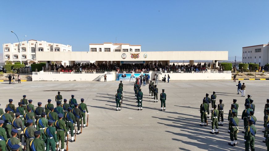  في ذكرى 14 أكتوبر.. كلية الشرطة بحضرموت تزف الدفعة الثانية من (حماة الوطن) إلى ميادين الأمن