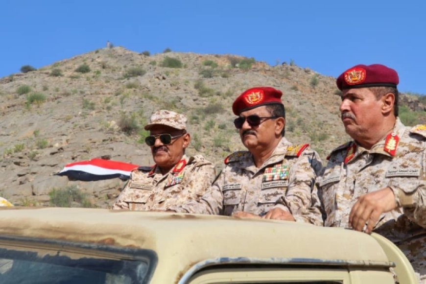 وزير الدفاع يشيد بيقظة القوات المسلحة في أبين ويتعهد بصرف المرتبات قريباً