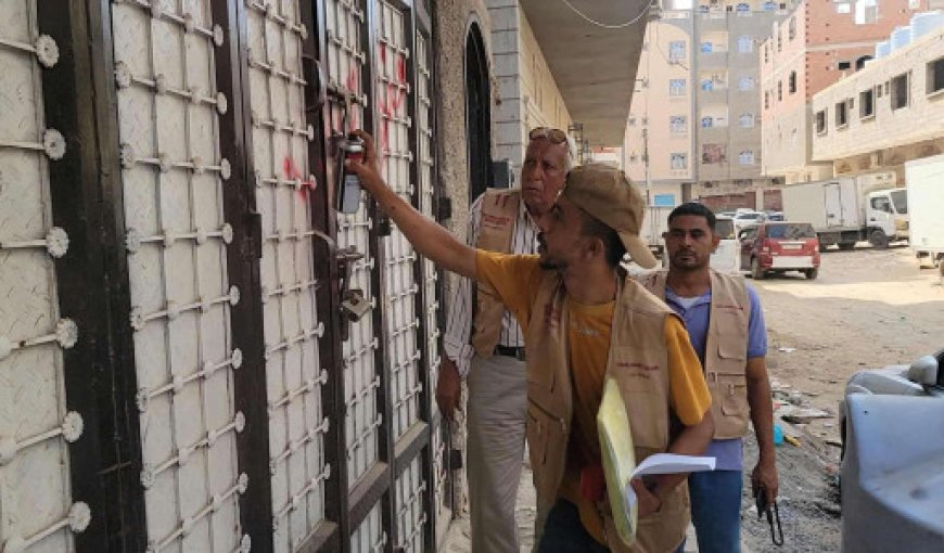المنصورة بعدن.. إغلاق سوبرماركت مخالف ضمن حملة ضبط الأسعار