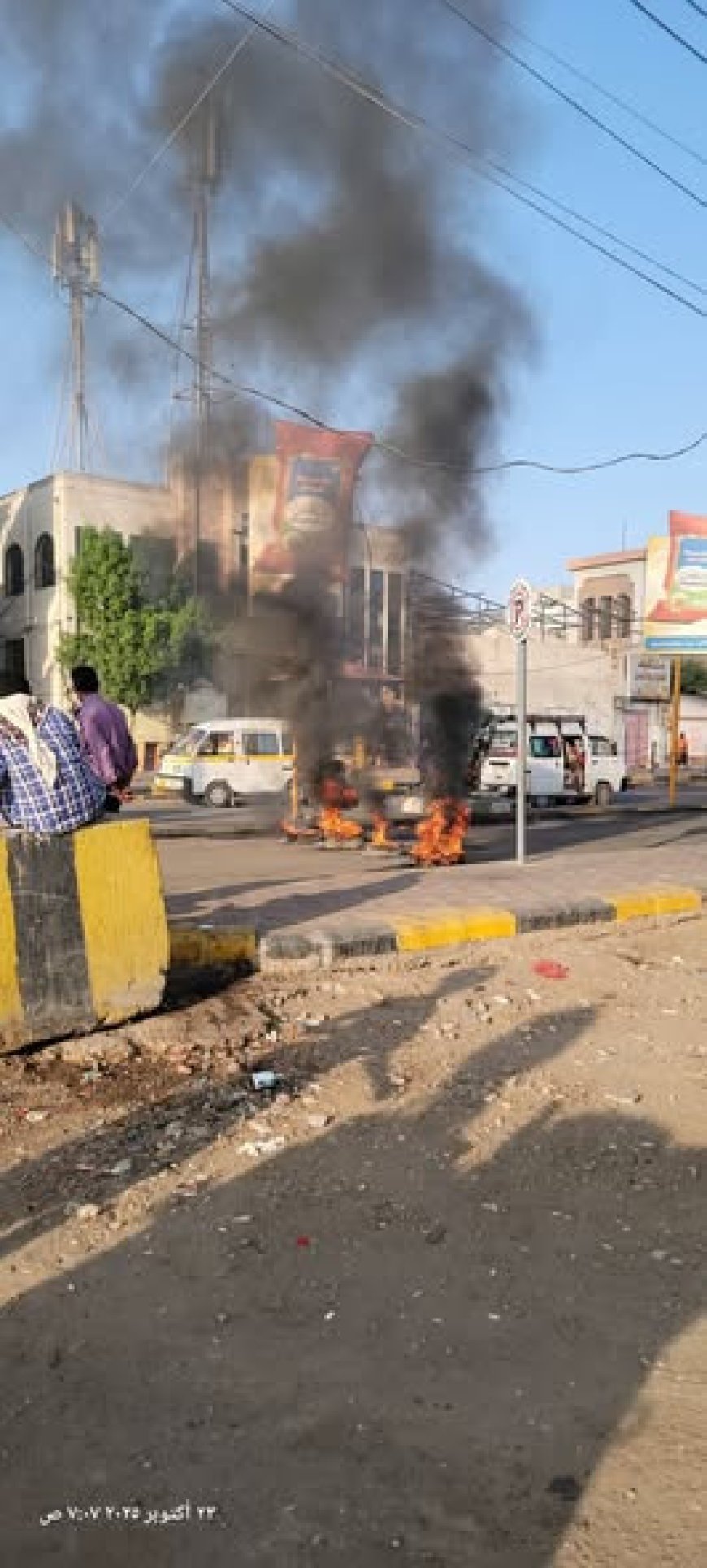 احتجاجات غاضبة في عدن.. مواطنون يقطعون الطرقات تنديداً بتدهور الخدمات