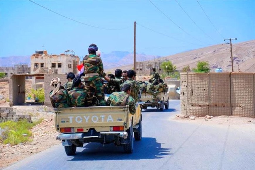 قوات الأمن تفتح الطريق الدولي بشبوة بعد إنهاء قطاع قبلي في العرم