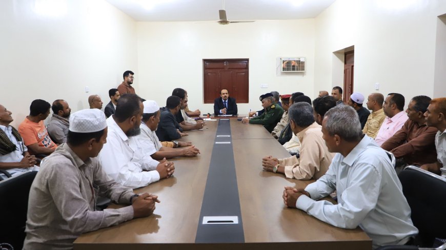 اجتماع في دوعن برئاسة المحافظ بن ماضي لمناقشة الأوضاع الخدمية والتنموية بالمديرية