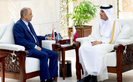 رئيس الوزراء يبحث مع نظيره القطري تعزيز العلاقات الثنائية ودعم جهود التعافي الاقتصادي في اليمن
